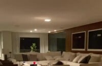Paula Fernandes brinca com filhos do namorado, Rony Cecconello, e mostra em vídeo na web