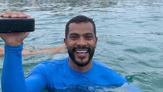 Que brigadeirão! Samuel de Assis, da 'Dança dos Famosos', posa completamente nu em cachoeira e web reage: 'Assim eu não aguento'