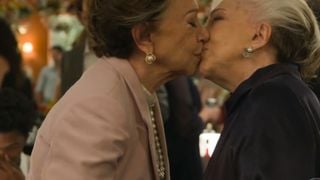 Final de 'Babilônia' revela Otávio assassino e resgata beijos dos casais gays