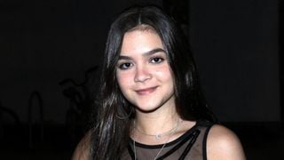 Mel Maia elege look moderno para festa da novela com Paolla Oliveira e famosos