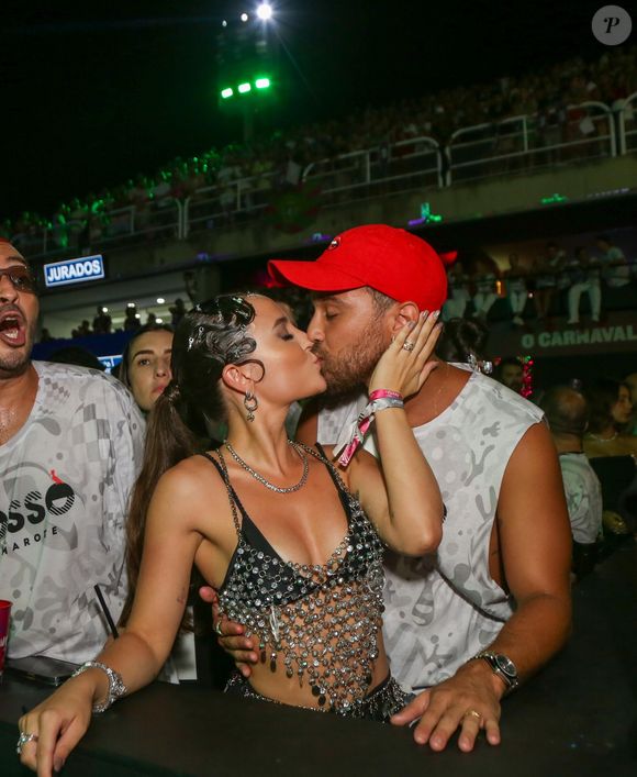 Larissa Manoela beija o marido, André Luiz Frambach, na Sapucaí, no carnaval 2025