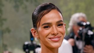 O segredo da pele de Bruna Marquezine, a menos de 2 meses dos 30 anos, é algo banal e que quase todo mundo esquece