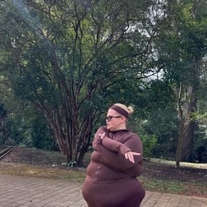 De look marrom coladinho, Thais Carla mostrou seu corpo mais magro no Parque Ibirapuera, em São Paulo