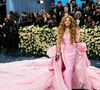 Shakira apostou em um look princesa da Disney, bem rosa 'cheguei', porém, fugindo completamente da temática do MET Gala 2025