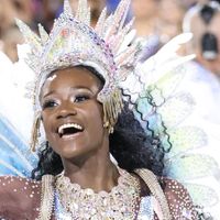 14 irmãos, parto logo após ensaio técnico e mãe na adolescência: o passado comovente e cheio de superação de Lorena Raissa, rainha da Beija-Flor aos 18 anos