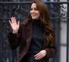 Kate Middleton já apostou em look com blazer alongado marrom e calça risca de giz